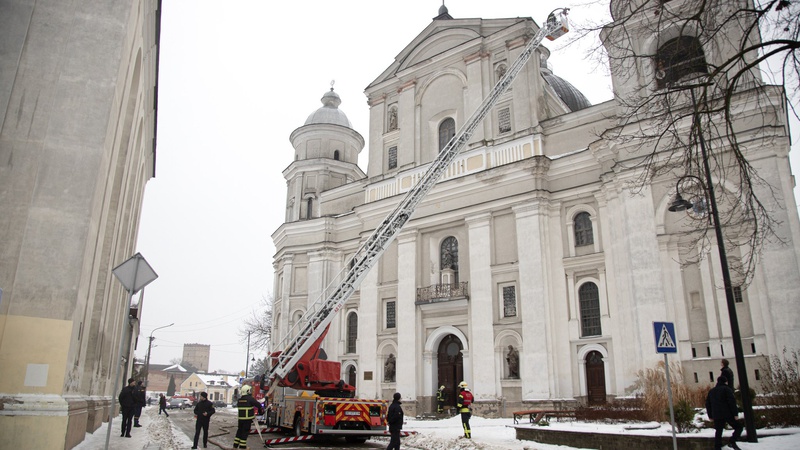 У Луцьку пожежа в концертному залі костелу Петра і Павла: працювали вогнеборці