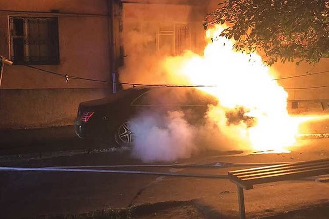 У Любомлі від вогню рятували автомобіль
