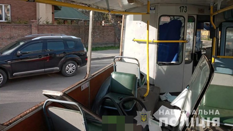 Пасажир розбив чотири вікна у луцькому тролейбусі: що йому за це буде
