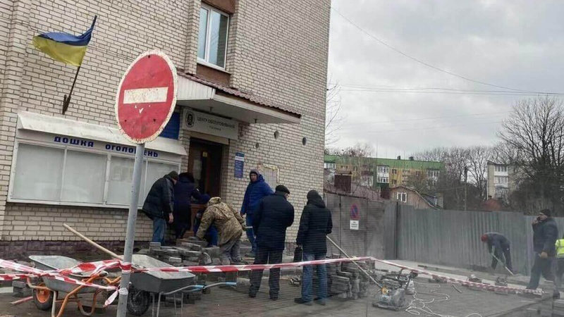 У Володимирі біля податкової будівельники тренуються вкладати бруківку