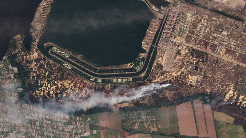 Супутник зафіксував пожежі та дим навколо Запорізької АЕС