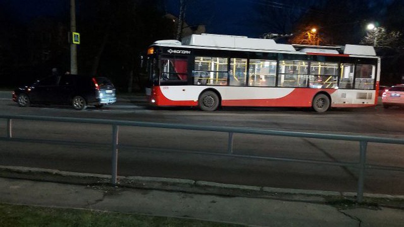 У Луцьку тролейбус зіткнувся з легковиком.ФОТО