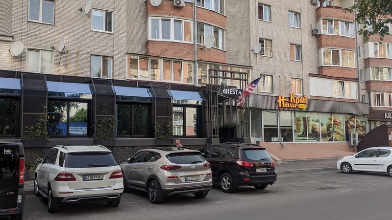 На одному із закладів громадського харчування в Луцьку вивісили прапор США. ФОТО