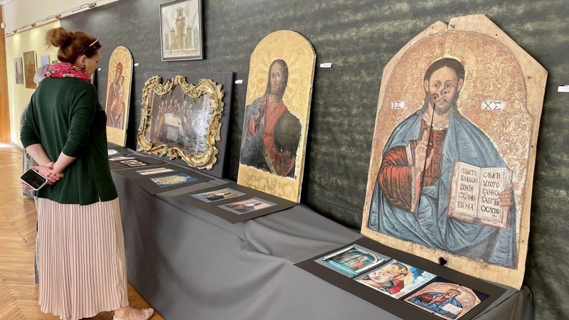 Реставратор-переселенець представив у Нововолинську виставку авторських полотен та відновленних ікон