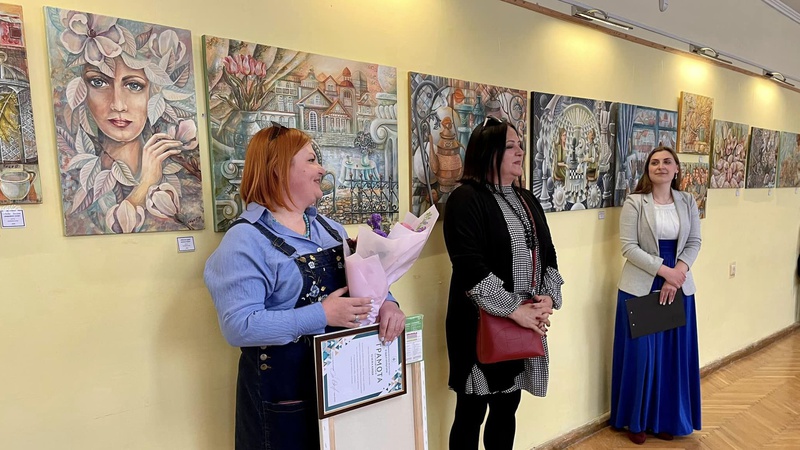 В Нововолинську відкрили виставку картин місцевої художниці