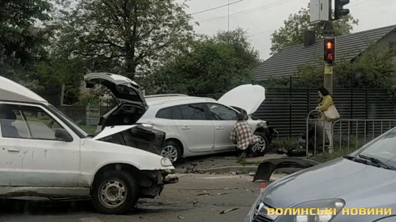 У Луцьку – ДТП: автомобіль викинуло на узбіччя. ВІДЕО