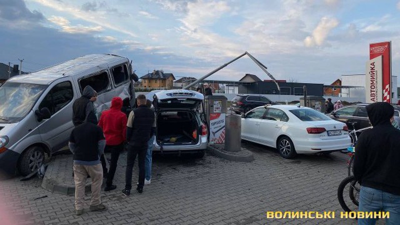 ДТП поблизу Луцька: бус залетів на автомийку та розчавив три авто