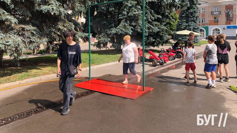 Врятуватися від спеки: у Нововолинську встановили «освіжаючу рамку»
