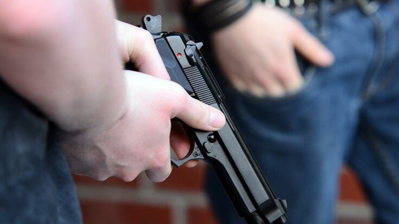 У Луцьку злочинці напали та відібрали у перехожого пістолет і гаманець