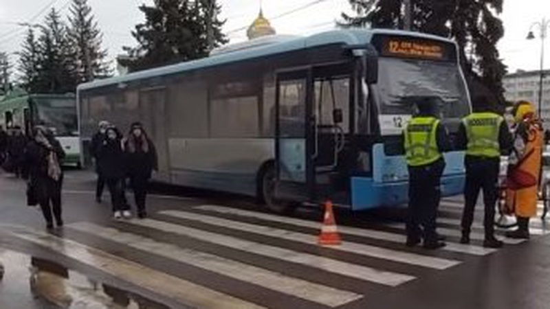 У центрі Луцька автобус збив велосипедистку: жінка вимагає компенсації