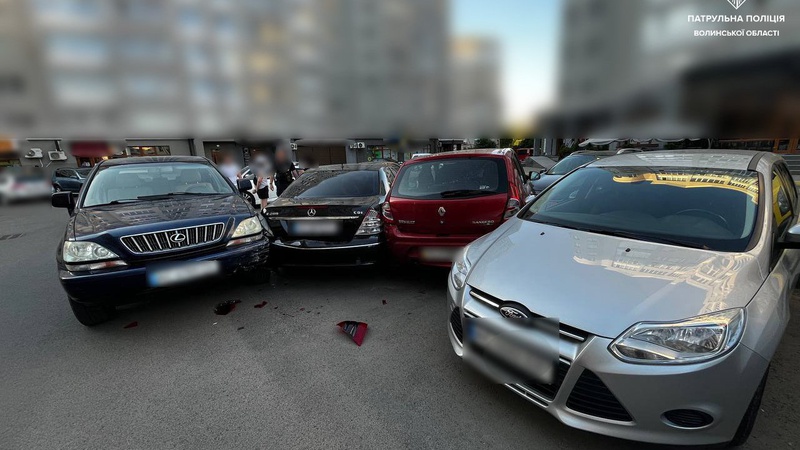Невдало припаркувалась: у Луцьку водійка протаранила три автівки