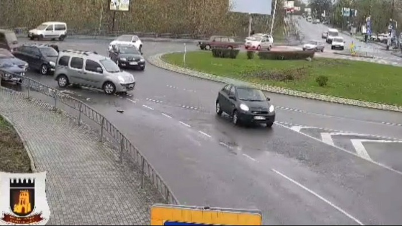 Опублікували відео ДТП, в якій авто патрульних зіткнулося із Skoda