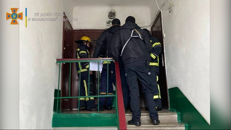 У Нововолинську рятувальники відчиняли квартиру, де живе 88-річна жінка