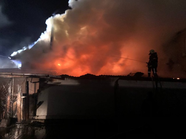 Вночі у Володимирі від вогню рятували торговий комплекс