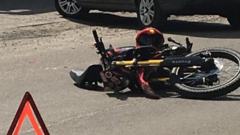 У селищі на Волині мотоцикліст врізався в автівку. ФОТО