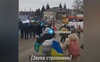 «Це наше місто!»: Мешканці Куп’янська із синьо-жовтими прапорами вийшли на мітинг проти окупантів. ВІДЕО