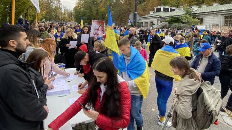 У Варшаві влаштували «референдум» щодо «анексії» посольства росії