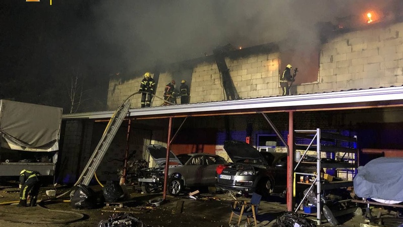 У Ківерцях пожежу в автогаражі гасили 18 рятувальників
