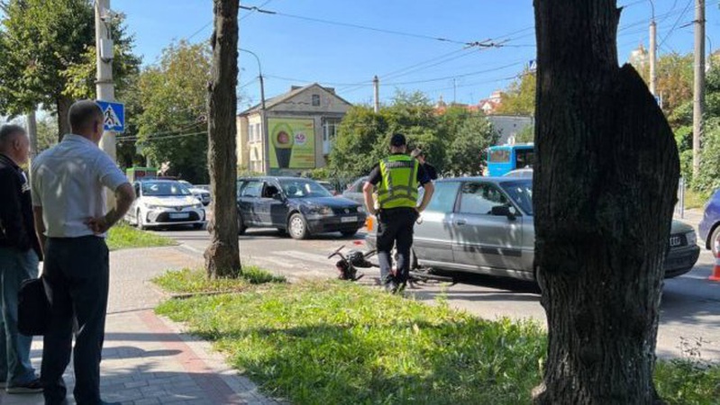 Біля парку у Луцьку автомобіль збив велосипедиста