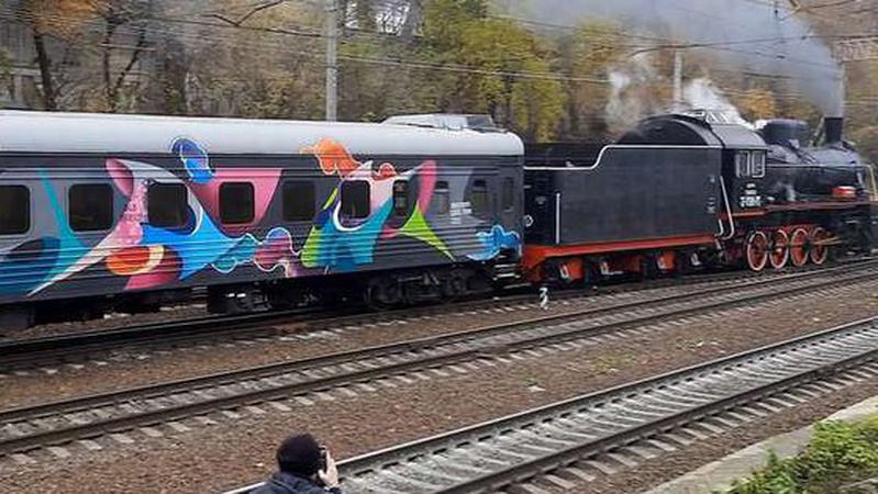 Лучанин розмалював вагон потяга, який курсує Україною