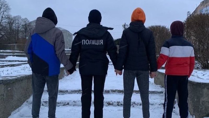 У Нововолинську виховували хлопців, які кидали петарди у смітник і знімали відосики