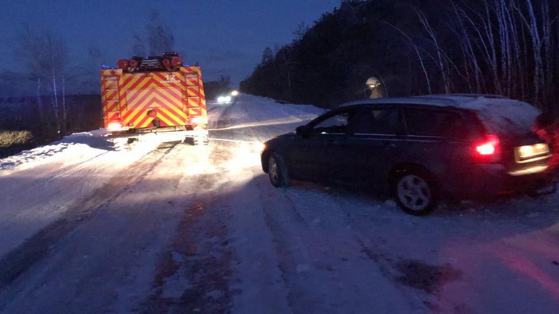 Заїхав у сніговий замет: у Любешові рятувальники допомогли водію автомобіля
