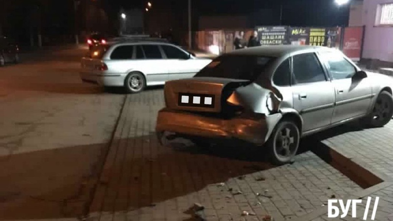 У Нововолинську невідомий в’їхав у припарковане авто та втік