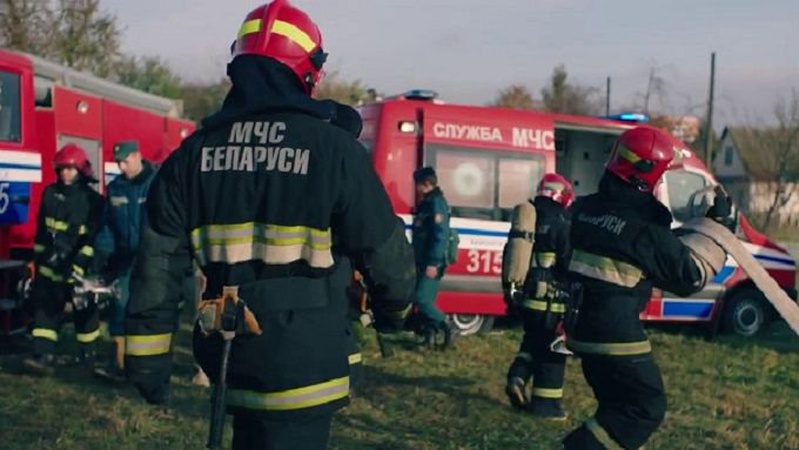 У білорусі співробітникам МНС видали зброю, щоб «захищати вітчизну»