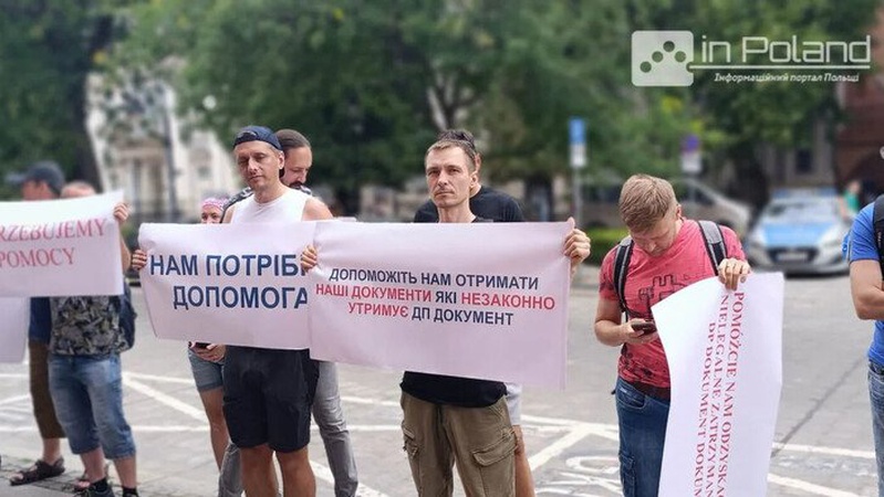 Українці в Польщі протестували проти затримки видачі паспортів