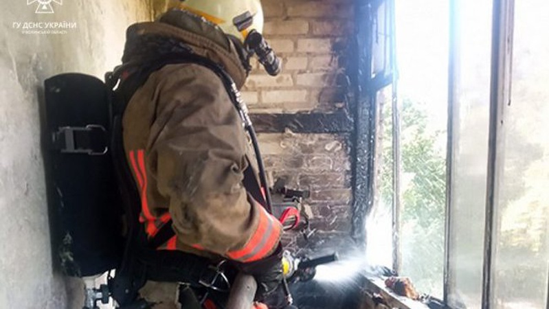 Волинські рятувальники евакуювали 16 людей під час пожежі в 5-поверхівці
