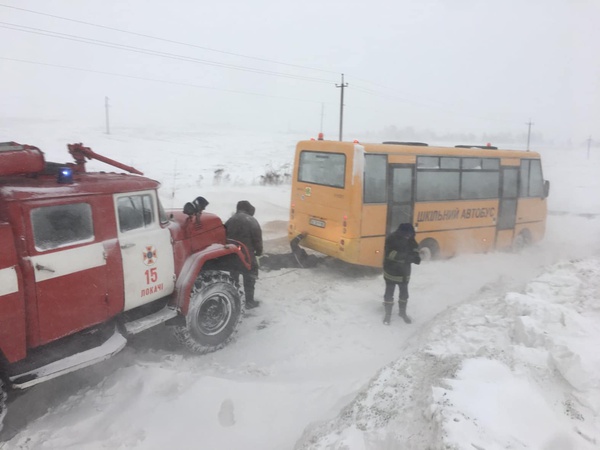 На Волині в кучугурі снігу застряг шкільний автобус. ВІДЕО