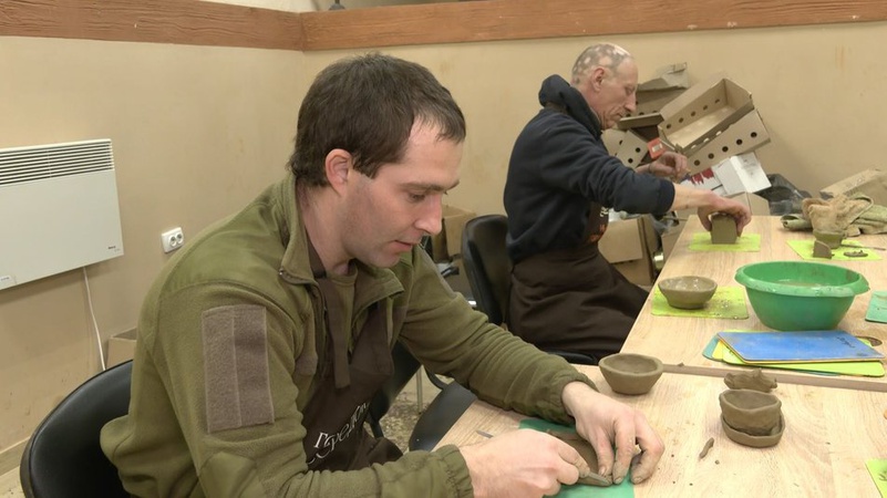 У селі біля Луцька гончар організовує майстер-класи для військових