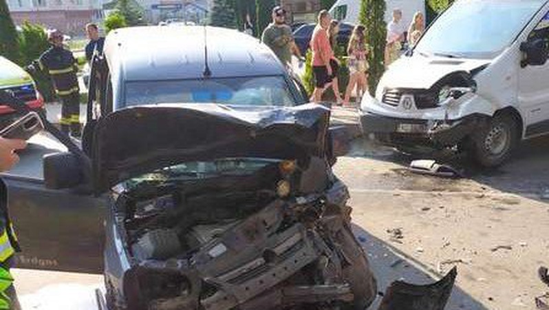 ДТП у Луцьку: на Кравчука сталася аварія за участі двох автомобілів