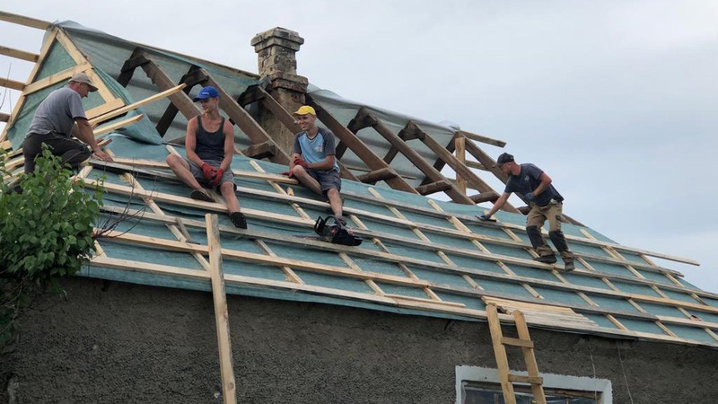 Волиняни відремонтували в деокупованому селі на Херсонщині дахи, тепер вставлятимуть вікна