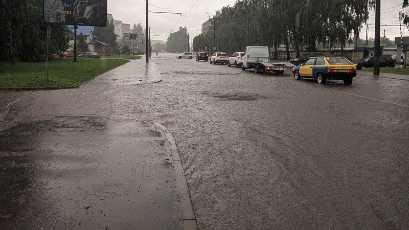 У Луцьку після зливи вулиця перетворилася на річку. ВІДЕО