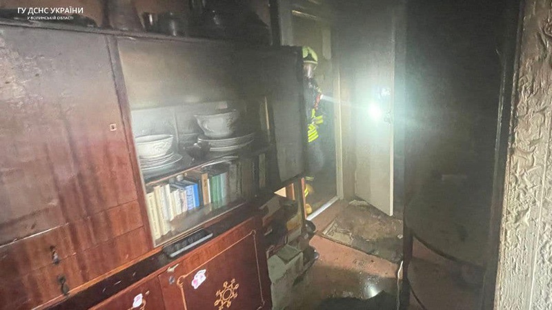 На Волині під час пожежі в квартирі на 9-му поверсі вогнеборці врятували чотирьох людей. ФОТО