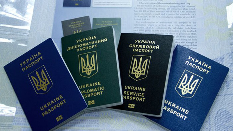 Кабмін дозволив отримувати паспорти за кордоном