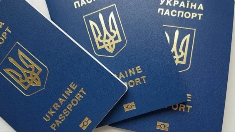 Українцям за кордоном знову почали видавати паспорти