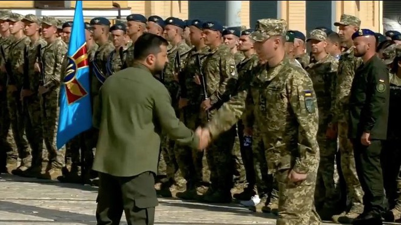 Льотчик з Волині Дмитро Літвінчук отримав нагороду з рук Президента