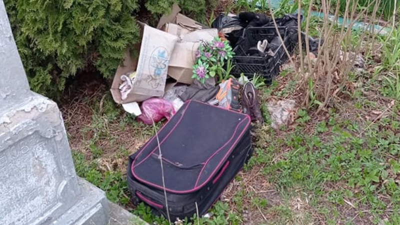 Люди закидали сміттям одне з найстаріших кладовищ Волині