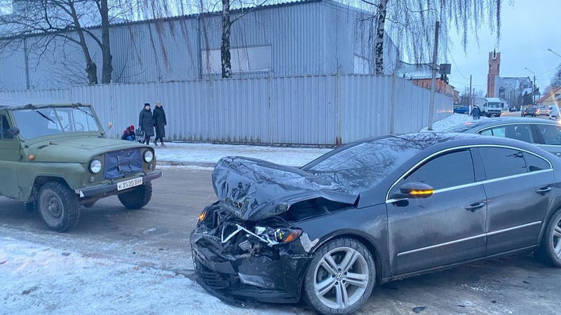 У Нововолинську під час зіткнення на перехресті з авто випала жінка. ФОТО
