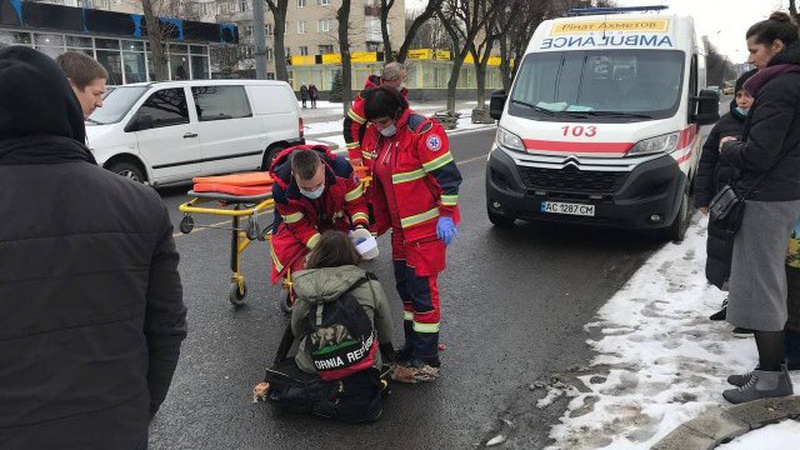 У центрі Луцьку збили дівчину: на місці пригоди працюють медики та поліція