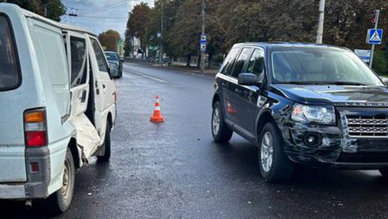 Водій не надав перевагу у русі: на Київському майдані - ДТП