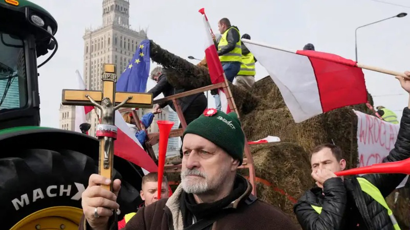 Польські фермери заблокували два пункти пропуску: не випускають вантажівки з України