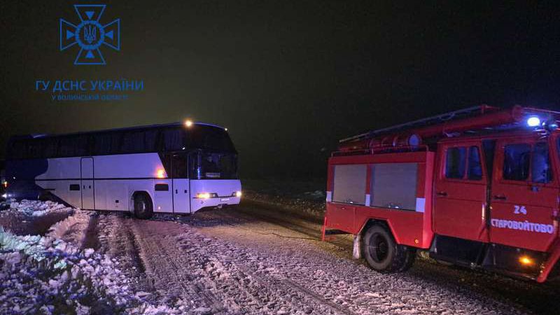 На Волині вночі у заметі застряг автобус з 25 пасажирами.ФОТО
