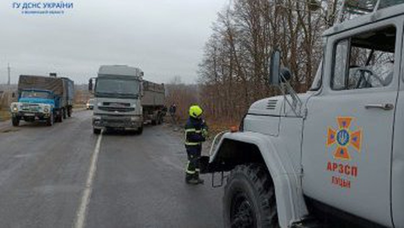 Волинські рятувальники відбуксирували вантажівку, яка з’їхала на узбіччя дороги