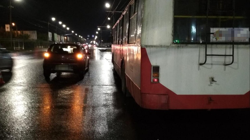 У Луцьку водій Renault збив водія тролейбуса під час ремонту проводів