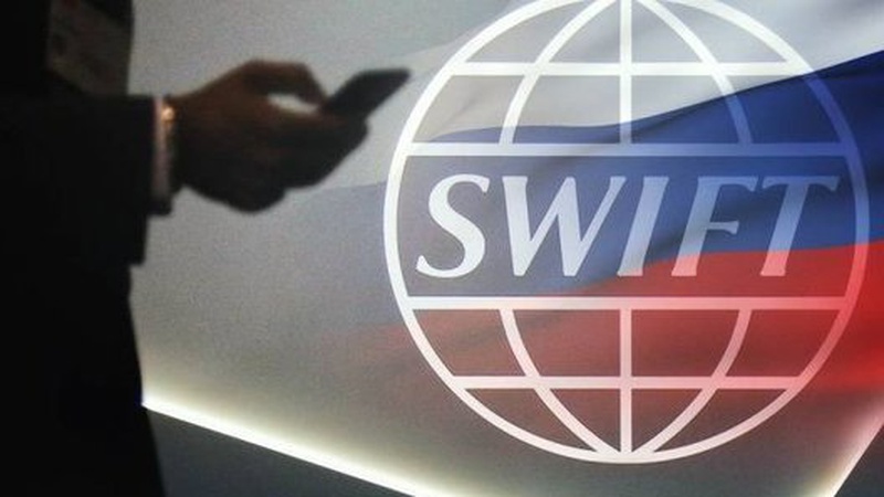 ЄС відключає від SWIFT сім російських банків та забороняє передавати в Росію готівкове євро