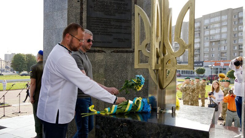 Луцькрада витратила 42 тисячі на придбання квітів до Дня Незалежності і Дня Державного прапора