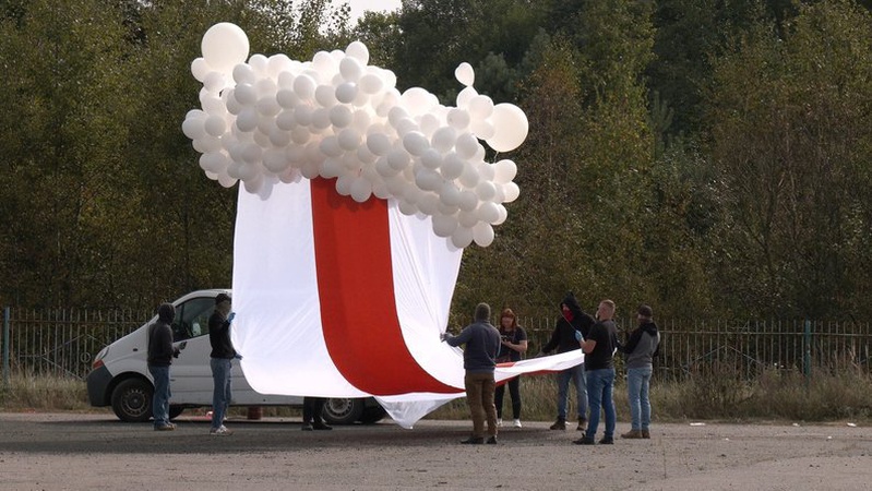На Волині біля кордону запустили у небо заборонений у Білорусі історичний прапор